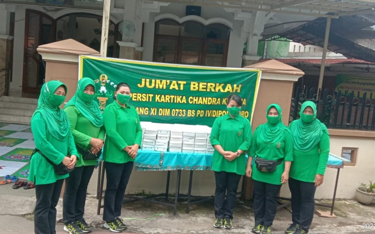 Persit Kartika Chandra Kirana Cabang XI Kodim 0733/BS Semarang Bersama Ranting 14/ Semarang Selatan Laksanakan Baksos di Masjid  Al Hidayah Cempedak 
