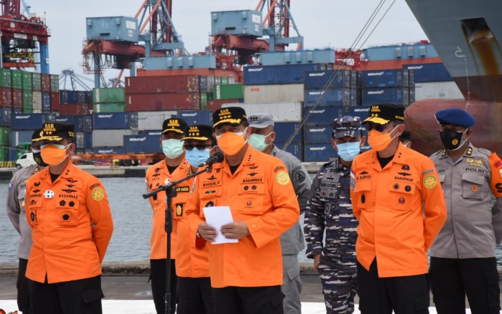 Panglima TNI Marsekal TNI Hadi Tjahjanto SIP dan Pangkogabwilhan II Marsdya TNI Imran Baidarus SE Mengantar Mensos RI Tri Rismaharini Bersama Kepala Badan Nasional Penanggulangan Bencana (BNPB) Letjen TNI Doni Monardo Menuju Kabupaten Majene Sulbar Dalam Rangka Meninjau Lokasi Gempa 