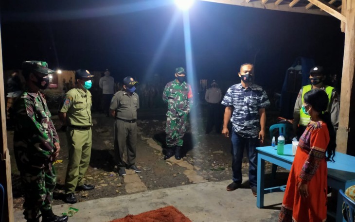 Satgas Penanganan Covid-19 Kecamatan Juwangi yang terdiri dari anggota Koramil 19/Juwangi, Polsek Juwangi dan Kecamatan Juwangi melaksanakan kegiatan pembubaran acara hajatan ngunduh mantu dirumah ibu Martini Dukuh Jerukan RT 008/002 Kecamatan Juwangi, Kabupaten Boyolali, Jumat malam (15/01).