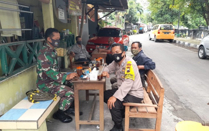 Babinsa Kelurahan Manahan Koramil 02 Banjarsari Kodim 0735 Surakarta Serka Saring dan Serda Supriyadi bersama Bhabinkamtibmas Bripka Erki Setiawan melaksanakan Komunikasi Sosial (Komsos) dengan Ketua RW 01 Joko dan warga masyarakat di RT 03 RW 01 Kampung Gondang Kelurahan Manahan Kecamatan Banjarsari Kota Surakarta