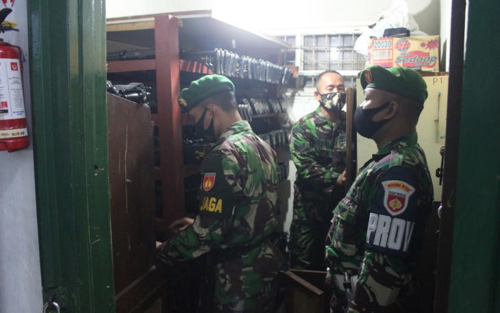 Pasi Intel Kodim 0728/Wonogiri Lettu Inf Slamet Biyanto Didampingi Perwira Piket Bintara Gudang Munisi dan Provost Melaksanakan Pengecekan Senjata dan Amunisi di Gudang Senjata Kodim 0728/Wonogiri