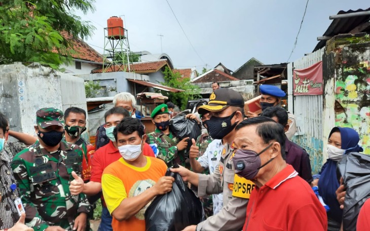 Forkompimda dan Ketua Paguyuban Sosial F Soleh Dahlan Bsc Serta Tokoh Lainnya Berbagi Kepada Warga Sekitar