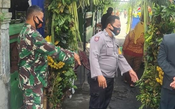 Bhabinkamtipmas Polsek Banyudono dan Team Gugus Tugas Kecamatan Mojosongo melaksanakan kegiatan pemantauan atau monitoring hajatan akad nikah putri dari bapak Giyatno RT 6 RW 3 Nogo Mulyo Desa Cangkringan Kecamatan Banyudono Kabupaten Boyolali