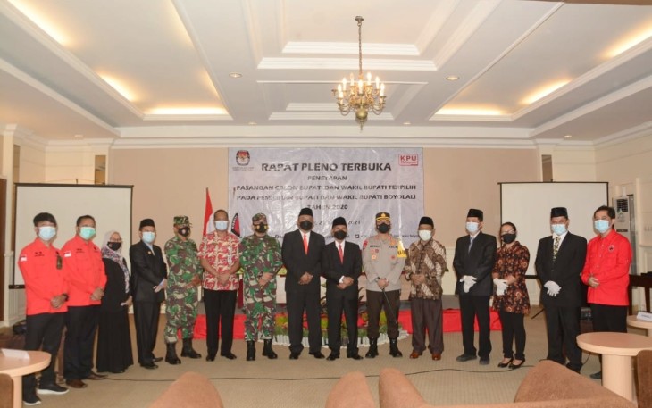 Dandim 0724/Boyolali Letkol Inf Aris Prasetyo, S.I.P., M.I.P. foto bersama Kapolres Boyolali AKBP Morry Ermond dan Komunikasi Pimpinan Daerah (Forkopimda) Kabupaten Boyolali serta Ketua DPC PDIP Boyolali S. Paryanto saat menghadiri rapat pleno terbuka penetapan pasangan calon Bupati dan Wakil Bupati Boyolali bertempat di Al Azhar Azhima Hotel Resort and Convention . Embarkasi H. No.24, Ngemplak, Gagaksipat, , Kamis Sore (21/01).