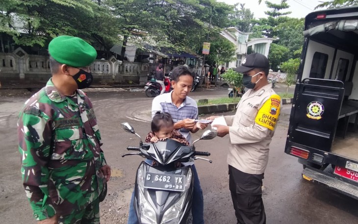 Petugas Gabungan terdiri dari anggota Polsek Pekalongan Selatan Polres Pekalongan Kota, Koramil, Satpol PP dan Trantib Kecamatan Pekalongan Selatan, melakukan razia protokol kesehatan di pasar Kuripan Yosorejo, Swalayan dan Minimarket Jum'at, (22/01/2021).
