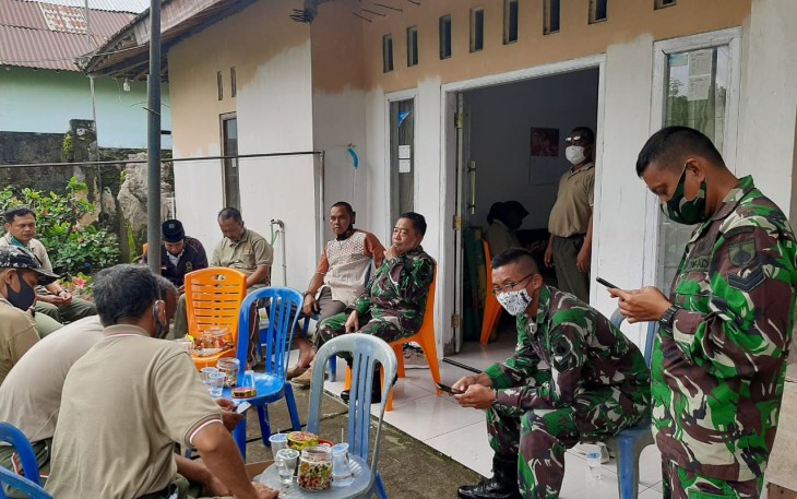 Komandan Korem 071/Wijayakusuma Kolonel Inf Dwi Lagan Safrudin, S.I.P., dengan didampingi Ketua Persit Kartika Chandra Kirana Koorcab Rem 071 PD IV/Diponegoro Ny. Dewi Lagan Safrudin, Takziah ke rumah duka putra keluarga Serma Muharyanto Anggota Jasrem 071/Wijayakusuma, Jumat (22/1/2021)
