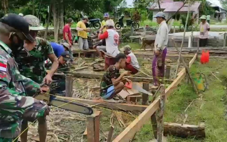 Satgas Pamtas RI-MLY Yonif 407/PK beserta 6 orang anggota melaksanakan kegiatan karya bakti membantu membangun rumah bapak Dayah Alysius