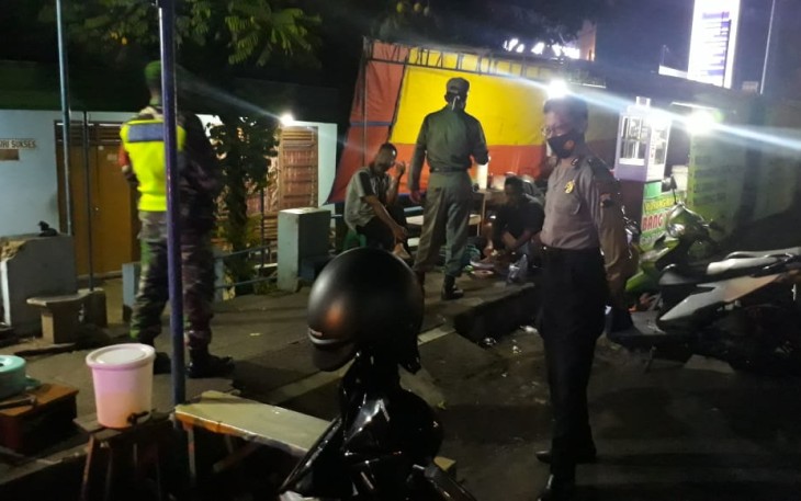 Anggota Koramil 14/Jatisrono Serma Suradi beserta Serda Agus Prihatin dan anggota Polsek Jatisrono Aiptu Sudi serta Bripka Gatot secara bersinergi menggelar Patroli penegakan disiplin Covid-19 dan penerapan PPKM, Jum'at(22/1)