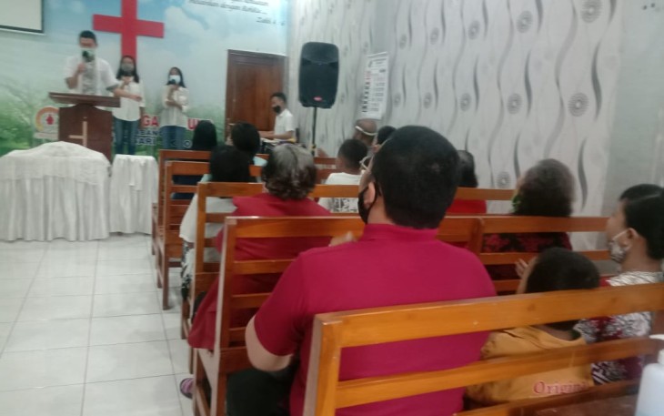 Babinsa Kelurahan Serengan Koramil 03 Serengan Kodim 0735 Surakarta Sertu E Lau We  bersama Penjaga Gereja melaksanakan  pengamanan Ibadah  sekaligus mengecek PPKM di Gereja GKKI Imanuel, (24/01)