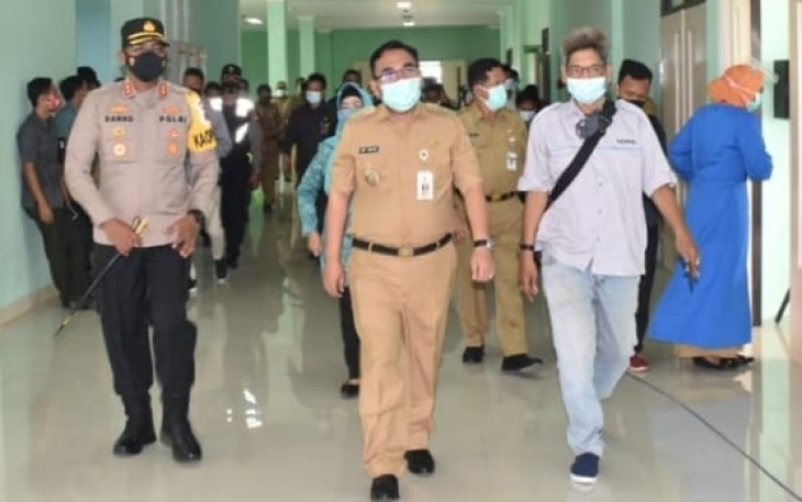 Pemkab Pekalongan melaksanakan pencanangan vaksinasi covid 19 yang diikuti oleh Bupati, Kapolres Pekalongan, Dandim 0710 Pekalongan, Ketua DPRD, Kajari, Ketua MUI, FKUB, KNPI, Kepala Dinas Kesehatan Kabupaten Pekalongan, di UPTD Puskesmas Kesesi 1 pada hari ini, Senin (25/01/2021).