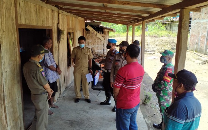 Sertu Jon Malelak anggota Koramil 14/Mondokan bersama anggota Polsek, Sekcam dan Kasi Trantib Kecamatan Mondokan melaksanakan Operasi Pembatasan Sosial Berskala Besar (PSBB) di wilayah Kecamatan Mondokan Kab.Sragen