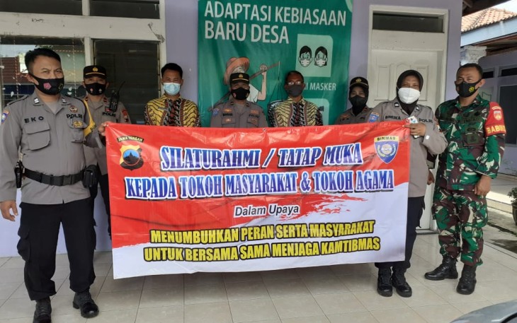 Babinsa Mojorejo Koramil 02/ Karangmalang Serma Budi Santoso bersama Team Satbinmas Polres Sragen melaksanakan kegiatan Patroli sekaligus Silaturahmi dan tatap muka kepada tokoh masyarakat dan tokoh agama serta monitoring Posko Siaga Percepatan penanganan Covid-19 desa Mojorejo bertempat di balai desa Mojorejo Kecamatan Karangmalang Kabupaten Sragen, Rabu, (27/01/2021).