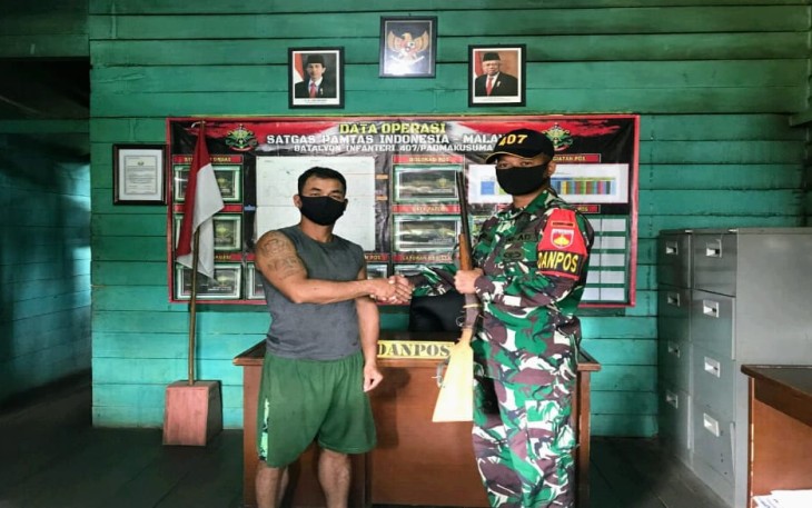 Satgas Pamtas RI-MLY Yonif 407/PK dalam menjaga kedaulatan NKRI khususnya mengamankan perbatasan RI - Malaysia dalam komunikasi sosialnya kembali menerima barang ilegal dari warga masyarakat Desa Muakan Petinggi, Kecamatan Ketungau Hulu, Kabupaten Sintang, Kalbar.