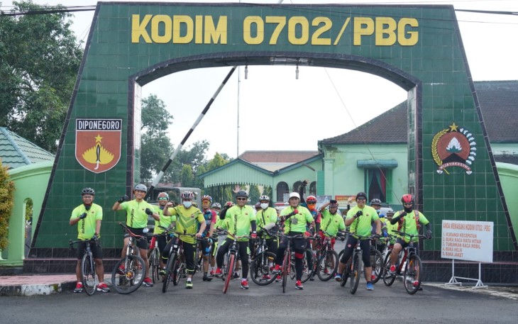 Danrem 071/Wijayakusuma Kolonel Inf Dwi Lagan Safrudin, S.I.P., Kasrem 071/Wijayakusuma Letkol Kav Kristiyanto, S.Sos., Dandim 0701/Banyumas, Dandim 0702/Purbalingga, para Kasirem 071/Wijayakusuma, para prajurit dan PNS Makorem 071/Wijayakusuma, Gowes bersama