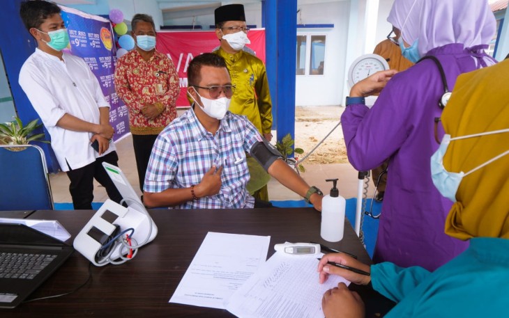 Bupati Bintan Apri Sujadi  Disuntik Vaksin Sinovac Tahap II