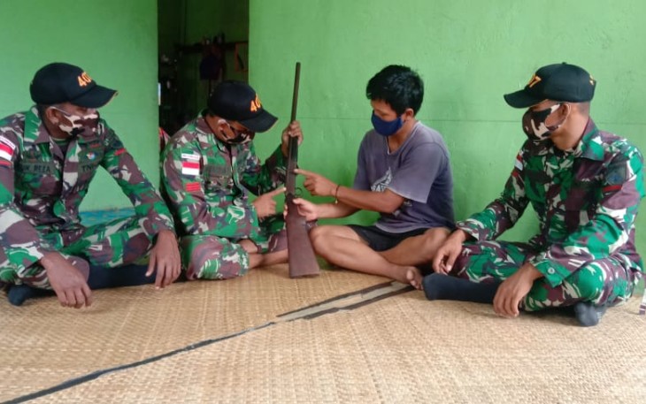 Satuan Tugas Pengamanan Perbatasan (Satgas Pamtas) RI-MLY Yonif 407/PK menerima satu pucuk senjata rakitan laras panjang jenis penabur milik Bapak Badi yang merupakan Warga Dusun Kapar, Desa Sungai Senunuk, Kecamatan Batang Lupar, Kabupaten Kapuas Hulu, Kalbar. Sabtu (30/01/21)