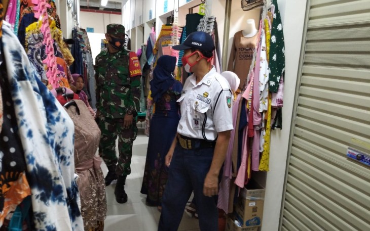 Babinsa Kelurahan Gajahan Koramil 05/Pasar Kliwon Kodim 0735/Surakarta Sertu Dwi Santoso bersinergi dengan  Scurity Pasar selalu melakukan upaya dalam mencegah penyebaran Covid 19 di wilayah binaannya tempat kerumunan di Pasar Klewer Kelurahan Gajahan Kecamatan Pasar Kliwon, Sabtu (30/1/2021)