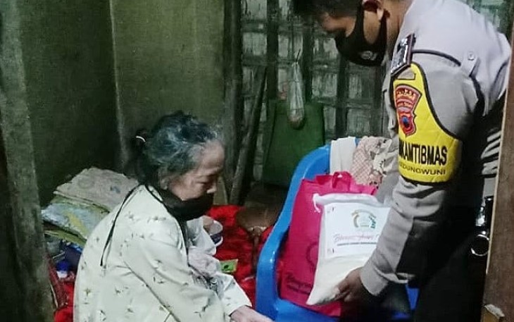 Bhayangkari Cabang Pekalongan membagikan ratusan paket sembako kepada masyarakat kurang mampu melalui anggota Bhabinkamtibmas