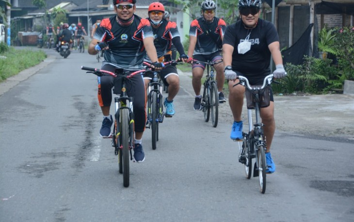 Kapolres Boyolali AKBP Morry Ermond bersama Dandim 0724/Boyolali Letkol Inf Aris Prasetyo, S.I.P., M.I.P, beserta jajarannya melaksanakan gowes bersama menyusuri pedesaan di wilayah Kabupaten Boyolali. Minggu (31/01).