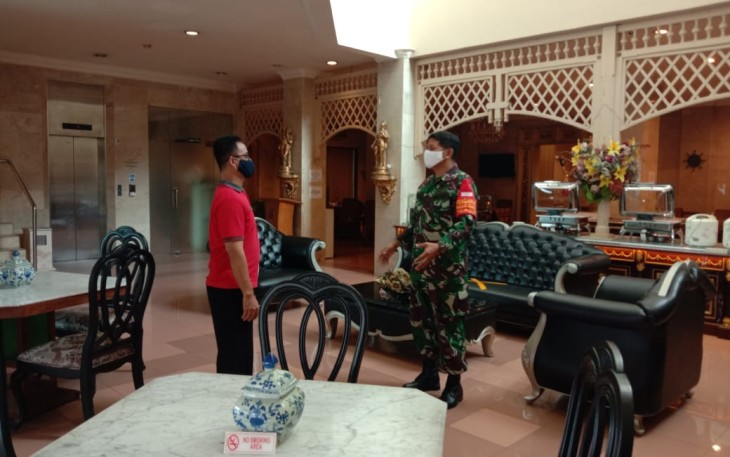 Babinsa Kelurahan Tipes Koramil 03/Serengan Kodim 0735 Surakarta Sertu Sarmin Melaksanakan pengecekan tentang penerapan PPKM  yang bertempat di Hotel Indah Palace Jl.Veteran Kelurahan Tipes Kec. Serengan Kota Surakarta. (31/01)
