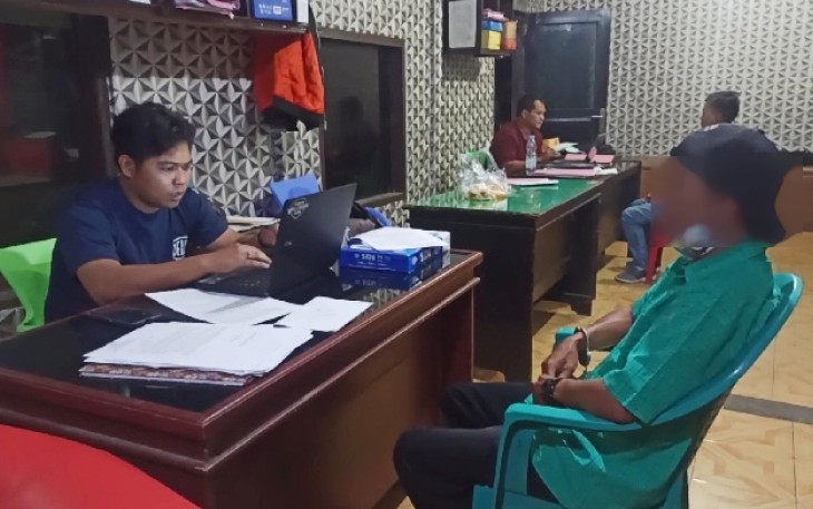 Terduga pelaku saat diamankan dan diperiksa penyidik