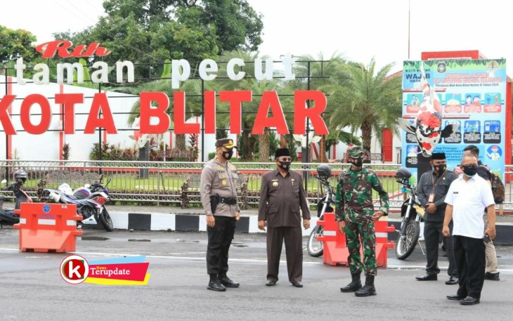 Pgs. Dandim 0808/Blitar, Walikota Blitar dan Kapolres Blitar Kota di Operasi Yustisi Usai Apel PPKM (foto : Faisal NR / Klikwarta.com) 