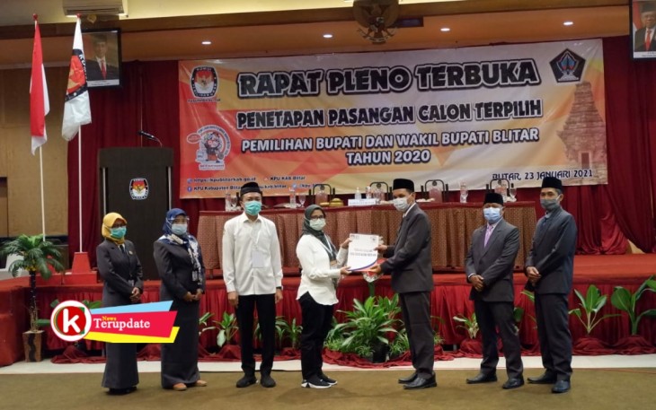 Mak Rini Terima Dokumen Penetapan Pemenang Pilkada Serentak Tahun 2020 Kabupaten Blitar (foto : Faisal NR / Klikwarta.com Blitar) 