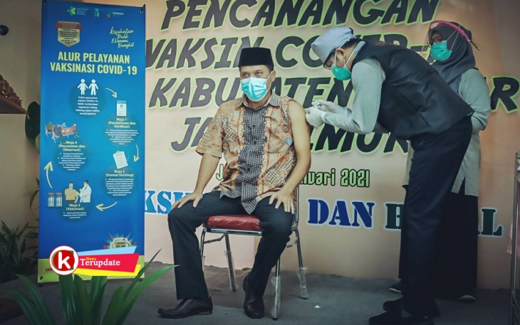 Ketua DPRD Kabupaten Blitar Suwito Saat Disuntik Vaksin Sinovac (foto : Faisal NR / Klikwarta.com Blitar) 