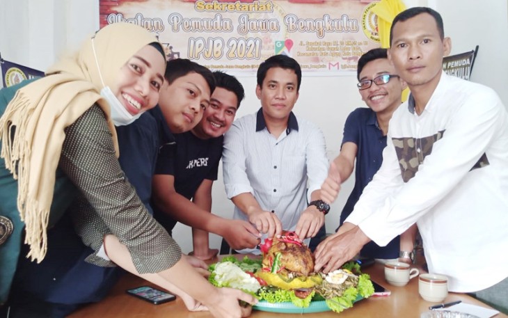 Pengurus IPJB saat potong tumpeng