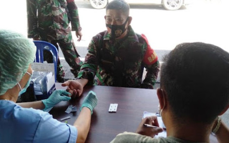 Personel Kodim 1310/Bitung Jemput Bola Lakukan Rapid Test Covid-19
