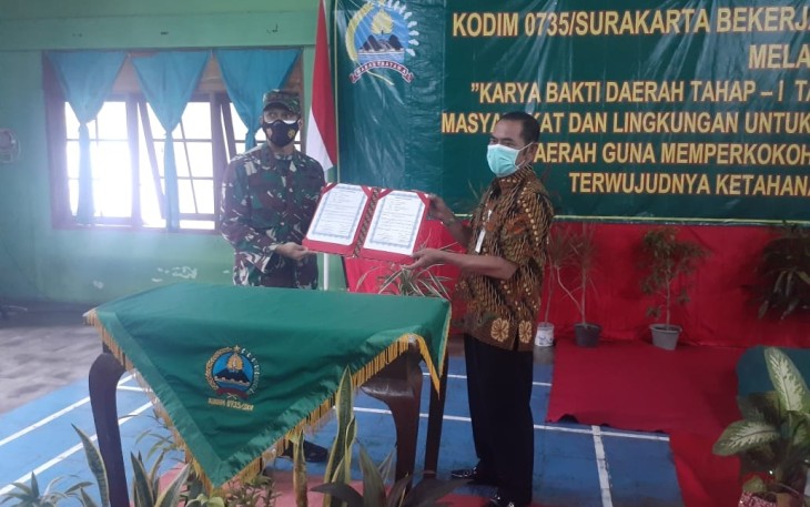 Pembukaan kegiatan Karya Bakti Daerah Tahap I Tahun 2021 Kodim 0735/Surakarta di Jalan RE Martadinata Kelurahan Gandekan Kecamatan Jebres Kota Solo Rabu (10/02/2021)