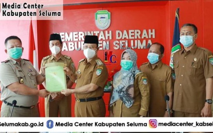 Bupati Seluma H Bundra Jaya SH MH Saat Menerima Sertifikat Tanah Pemerintah Kabupaten Seluma dari Kepala Badan Pertanahan Nasional Seluma Jakwan Hadinata