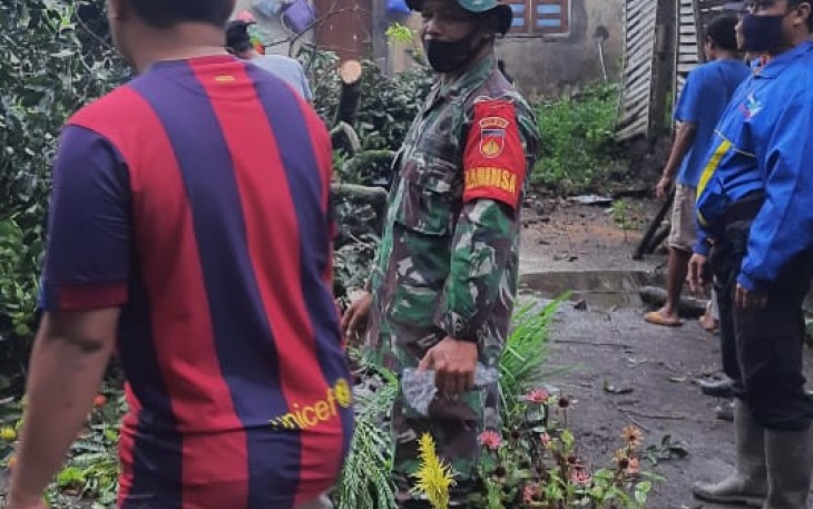 Bhabinsa Ngaglik Sleman bersama warga evakuasi pohon yang tumbang