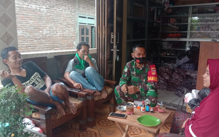 Babinsa Jati Serma Darto Anggota Koramil 03/Masaran Melaksanakan Komsos Dengan Warga