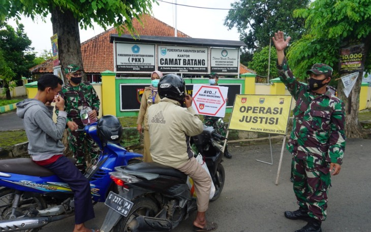 Petugas gabungan dari TNI - Polri dan Kecamatan menjaring sejumlah belasan pengendara sepada motor dan para sopir yang tidak mengenakan masker.