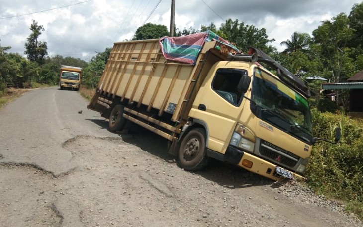 Jalan Rusak di Arma Jaya Picu Puluhan Kecelakaan