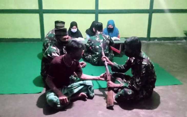 MLY Yonif 407/PK Pos Kapar menerima penyerahan satu pucuk senjata jenis Lantak dari warga Dusun Dusun Kapar, Desa Sungai Senunuk, Kecamatan Batang Lupar, Kabupaten Kapuas Hulu, Kalbar