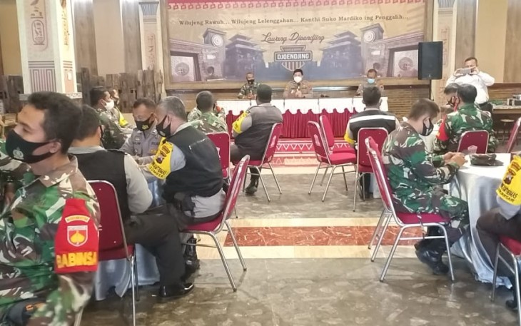 Danramil 02/Banjarsari Kodim 0735/Surakarta yang di wakili Bati Wanwil Pelda Wagimin dan Kapolsek Banjarsari  Kompol Joko Satrio Utomo melaksanakan  kegiatan Silaturrahmi Babinsa Dan Bhabinkamtibmas Sekecamatan Banjarsari bertempat  gedung De Lawang jonjing Kelurahan Joglo Kecamatan Banjarsari Surakarta,Selasa (2/3/2021).