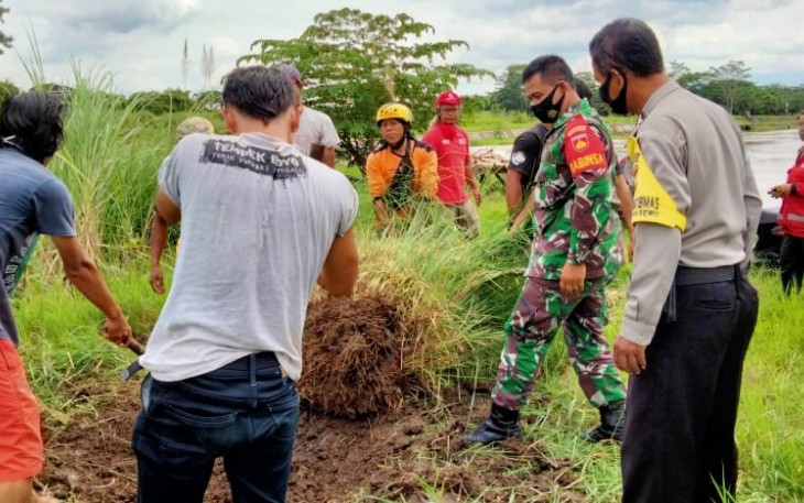 Serka Suryanto dan Sertu Suparno Babinsa Kelurahan Sewu Koramil 04/Jebres Kodim 0735/Surakarta bersinergi dengan Bhabinkamtibmas Aiptu Suwardi membantu Tim SIBAT dalam kegiatan pencabutan tanaman akar wangi di bantaran sungai Bengawan Solo