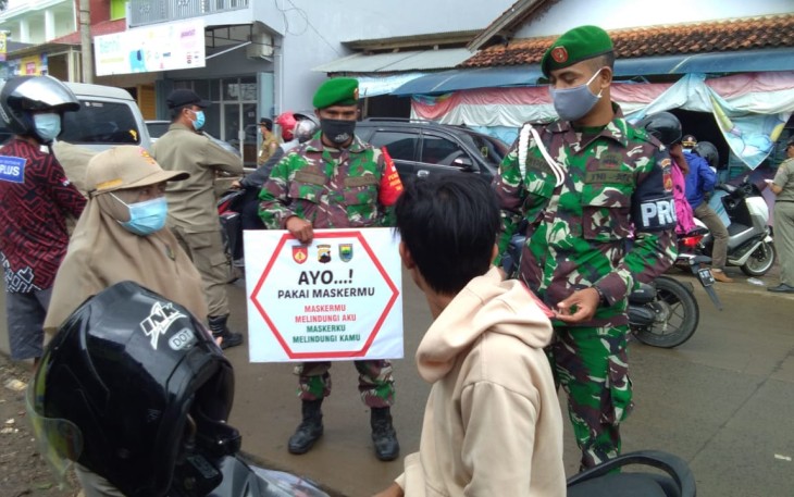 Danramil 11/Warungasem Kapten Cba Dwi Kistanto Saat Melaksanakan Operasi Yustisi