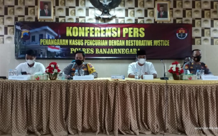 Polres Banjarnegara laksanakan pers rilis tanggapi Video viral berisi seorang nenek yang  melakukan pencurian di Pasar Mandiraja beberapa waktu lalu, Rabu (3/2/2021).