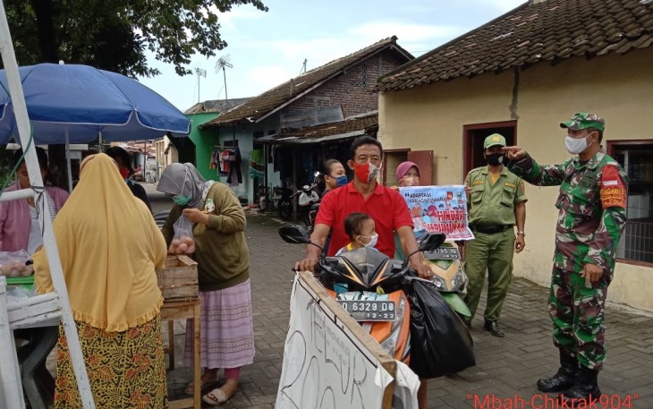 Babinsa kelurahan Sangkrah Koramil 05/Pasar Kliwon Kodim 0735/Surakarta Serda Eko bersama dengan Linmas melaksanakan Pengecekan dan himbauan protokol kesehatan (Protkes), dan Pemberlakuan Pembatasan Kegiatan Masyarakat ( PPKM ) di wilayah RT 01 RW 01 Kelurahan Sangkrah Kecamatan Pasarkliwon. 