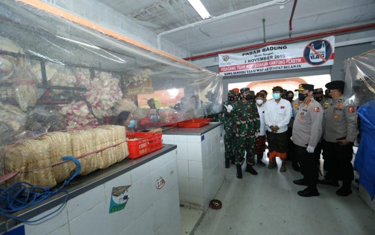 Panglima TNI Marsekal Hadi Tjahjanto bersama dengan Kapolri Jenderal Listyo Sigit Prabowo  mengunjungi Pasar Tradisional di Denpasar Bali 
