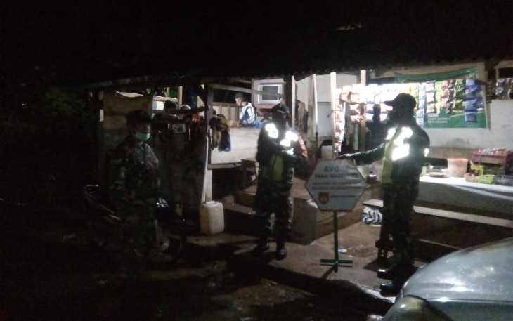 Komandan Koramil beserta anggota , terus gencar menggelar operasi yustisi pada malam hari yang bertujuan untuk memutus rantai penyebaran Covid-19. Kamis (4/2/21) malam. 