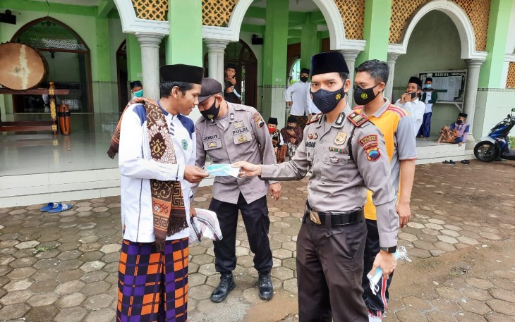 Kapolsek Kaliwungu AKP  Aryanindita Bagasatwika M , S.I.K, MH bersama jajarannya  melaksanakan kegiatan  pembagian masker di Masjid Al- Badawiyah Dukuh Kwangsan Desa  Magelung dan Masjid Al- Muhajirin Perum Kaliwungu Indah Desa Protomulyo Kecamatan Kaliwungu Kendal, Jum'at 5/2/2021.