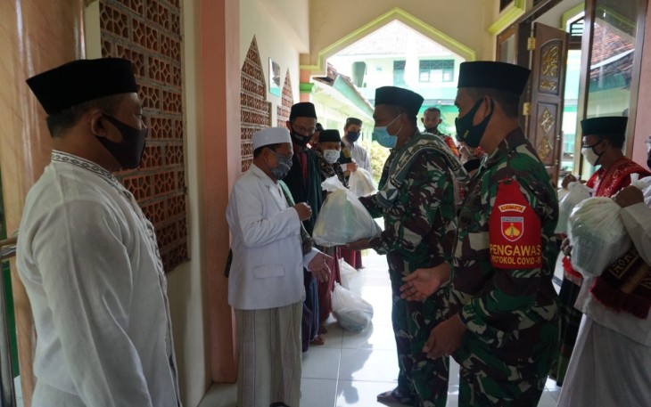 Dandim 0736/Batang Letnan Kolonel Arh Yan Eka Putra diwakili oleh Kepala Staf Mayor Kav. Haryono bersama anggota Koramil 6/Tersono melaksanakan safari sholat Jum’at di Masjid Umar bin Khotob Tersono, Kecamatan Tersono, Kabupaten Batang, Jum’at (5/2/21).