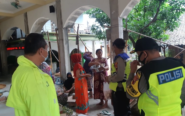Polsek Brangsong, Koramil Brangsong, BPBD Kabupaten Kendal serta ORARI memberikan bantuan kepada warga terdampak berupa sembako 