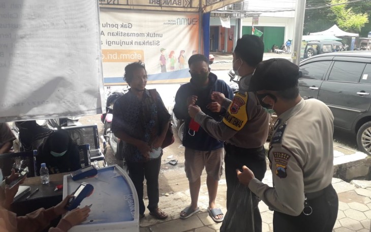 Kapolsek Weleri AKP Miyardi SH.,bersama Kanit Binmas Polsek Weleri Aiptu Muslich A, SH bersama Anggota BKTM melaksanakan Sosialisasi *Gerakan Jateng di Rumah Saja* pada hari Sabtu dan Minggu tanggal 6 dan 7 Februari 2021 dan pembagian masker kepada nasabah Bank BRI Unit Penaruban  Weleri Kendal, Minggu 7/2/2021.