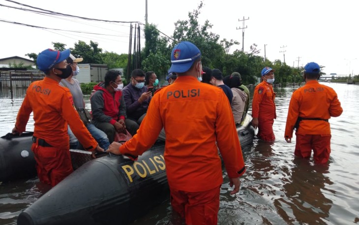 Tim SAR Ditpolairud dan Satbrimob Polda Jateng melaksanakan evakuasi masyarakat dan tenaga kesehatan yang terdampak banjir dengan menggunakan truk dinas dan perahu karet, Minggu (7/2/2021).