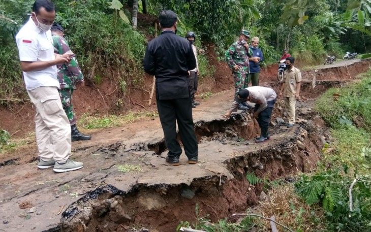 Jalan penghubung antara Dukuh Duren Sari menuju Desa Duren Ombo, Kecamatan Subah, Kabupaten Batang, mengalami amblas pada Senin (8/2/21 )